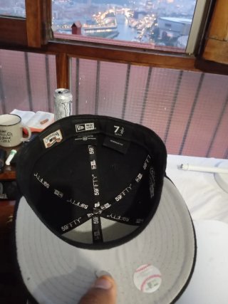 Gorra bordada negra con pájaro y flores