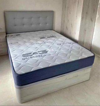 Base de cama con colchón negro