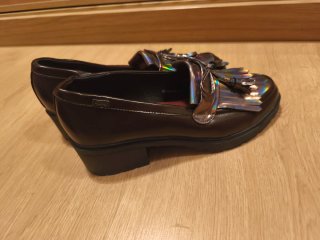 Zapatos Mustang morados y Plateados
