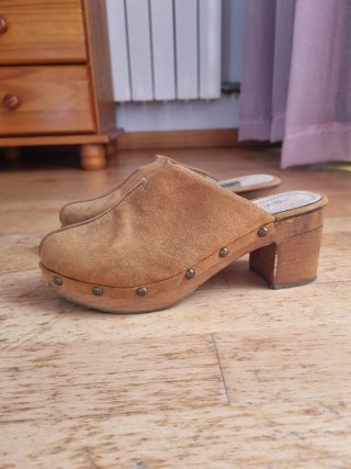 Zuecos de piel con tacón