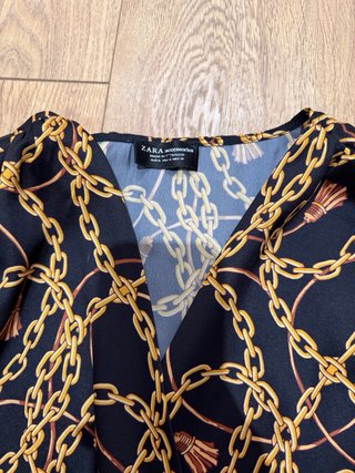 Blusa estampada con cadenas