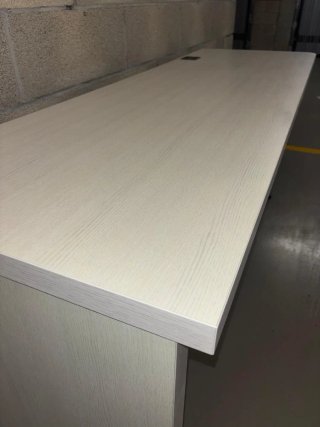 Mesa de escritorio blanca/dafne con pata plateada