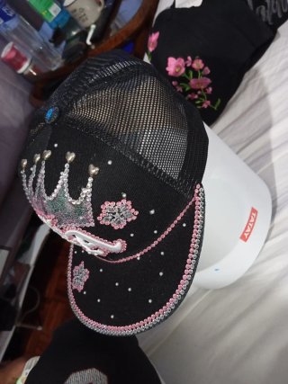 Gorra negra con flores rosas