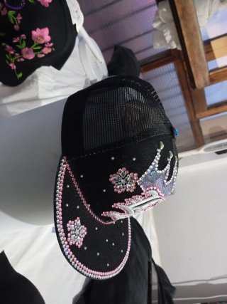 Gorra negra con flores rosas