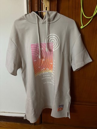 Sudadera corta beige con estampado galáctico