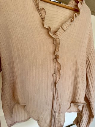 Blusa Zara Beige con Volantes y Nudo