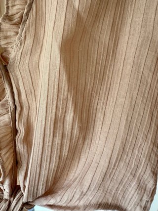 Blusa Zara Beige con Volantes y Nudo