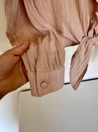 Blusa Zara Beige con Volantes y Nudo