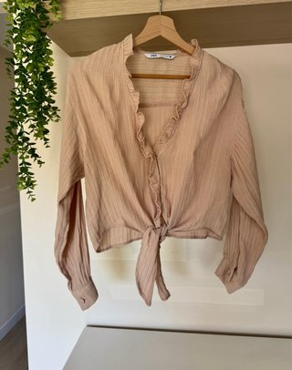 Blusa Zara Beige con Volantes y Nudo
