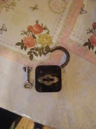Candado antiguo con llave
