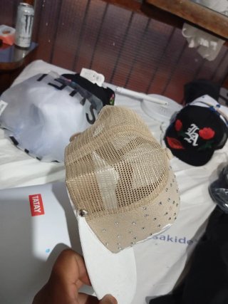 Gorra Beige y Blanca con Diseño LA