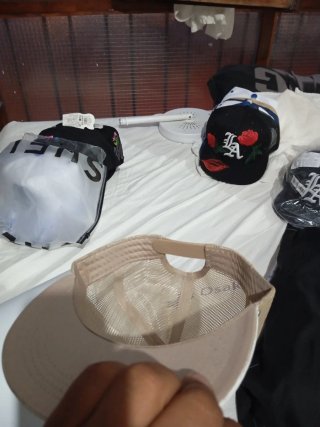 Gorra Beige y Blanca con Diseño LA