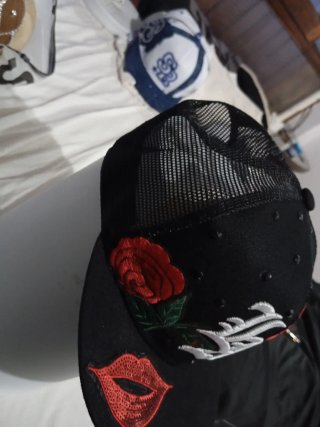 Gorra LA con rosas y labios