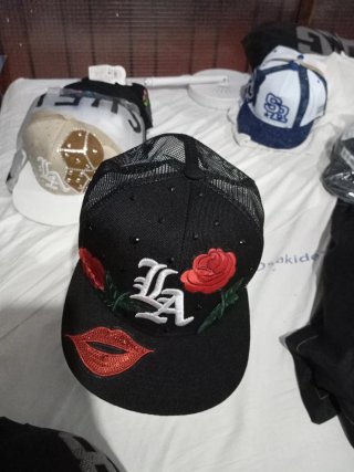 Gorra LA con rosas y labios