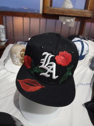 Gorra LA con rosas y labios