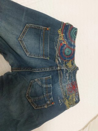 Vaqueros Desigual bordados puño elástico