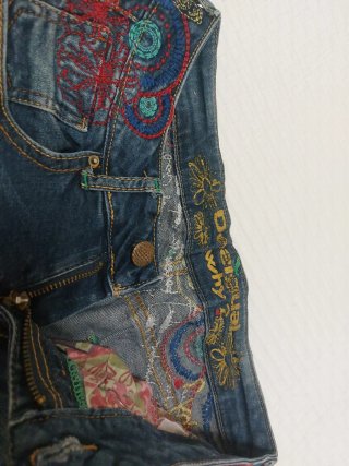 Vaqueros Desigual bordados puño elástico