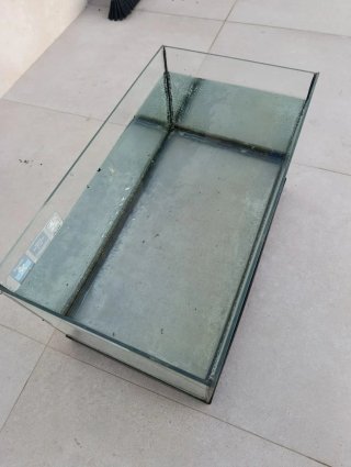 Pecera de cristal con marco negro