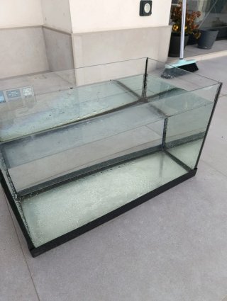 Pecera de cristal con marco negro