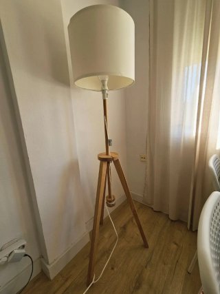 Lámpara de pie de madera y tela. LAUTERS Ikea