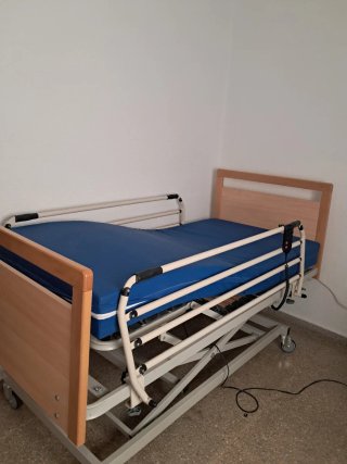 Cama hospitalaria articulada como nueva