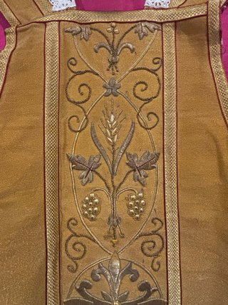 Antigua casulla bordada en oro