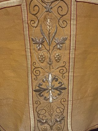 Antigua casulla bordada en oro