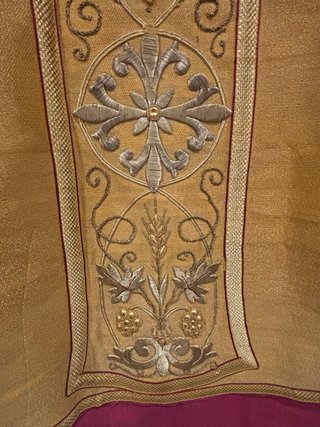 Antigua casulla bordada en oro