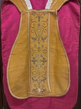 Antigua casulla bordada en oro
