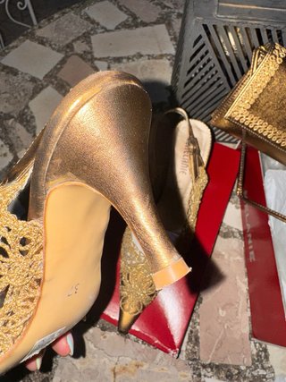 Zapatos de tacón Melanie dorados + bolso de regalo