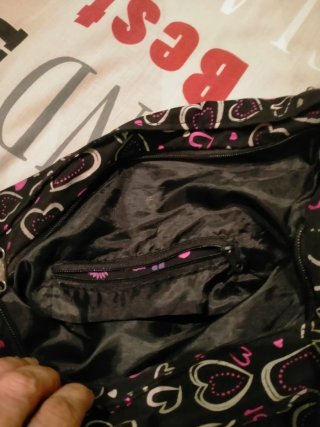 Bolso negro con corazones rosas y blanco