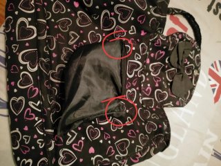 Bolso negro con corazones rosas y blanco