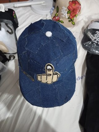 Gorra de mezclilla con parche de dedo medio