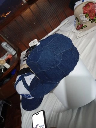 Gorra de mezclilla con parche de dedo medio