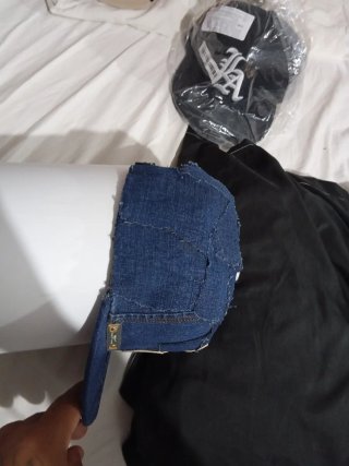 Gorra de mezclilla con parche de dedo medio