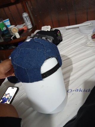 Gorra de mezclilla con parche de dedo medio