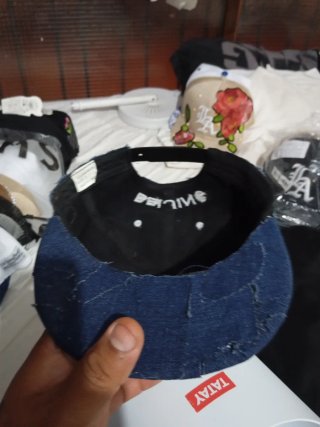Gorra de mezclilla con parche de dedo medio