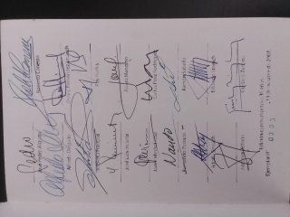 Libro Viven firmado de la Sociedad de la Nieve