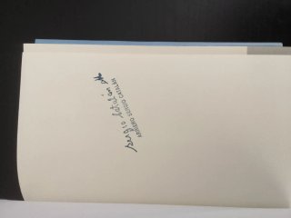 Libro Viven firmado de la Sociedad de la Nieve