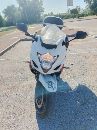 Suzuki GSX650F Sportbike Negra y Blanca
