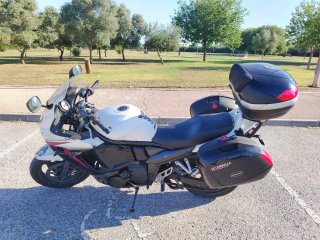 Suzuki GSX650F Sportbike Negra y Blanca
