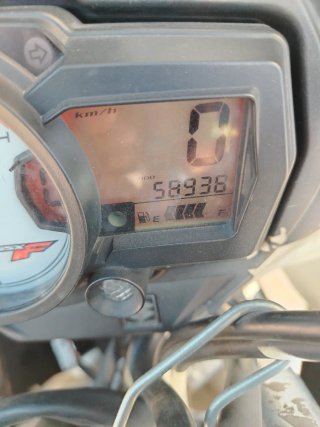 Suzuki GSX650F Sportbike Negra y Blanca