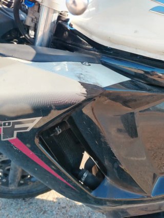 Suzuki GSX650F Sportbike Negra y Blanca