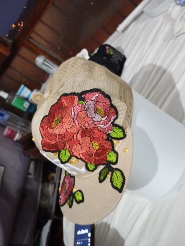 Gorra de mezclilla con parche de dedo medio