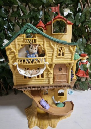 2 Casas del Árbol Sylvanian Families junta