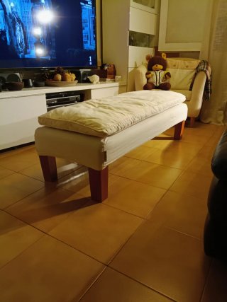 Banco pie de cama beige y marrón