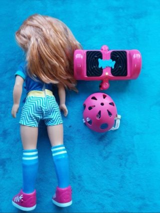 Muñeca Nancy con patineta y casco