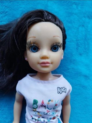 Muñeca Nancy con patineta y casco
