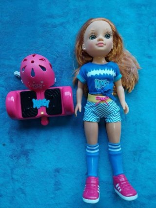 Muñeca Nancy con patineta y casco