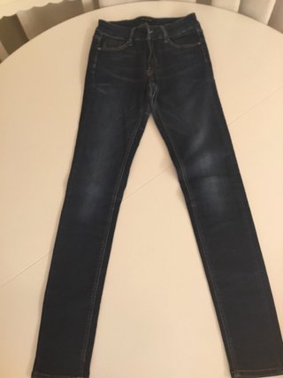 Dos pantalones vaqueros  de zara y massimo dutti